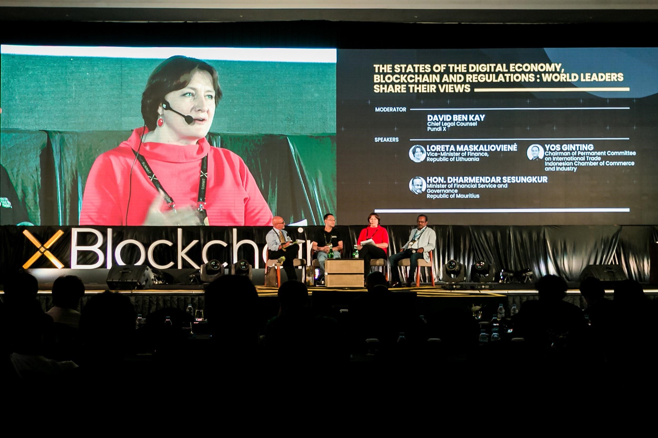 Salah satu sesi panel dalam XBlockchain Summit 2018