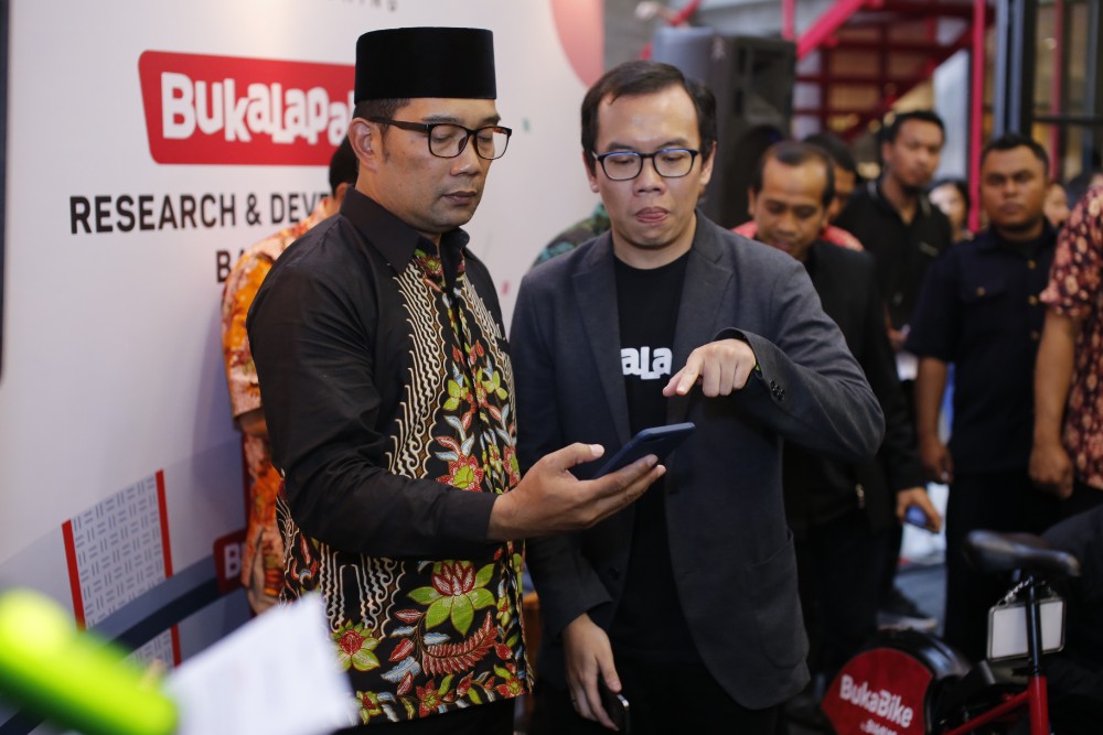 Gubernur Jawa Barat Ridwan Kamil dan President Bukalapak Fajrin Rasyid saat peresmian R&D Center Bukalapak di Bandung / DailySocial