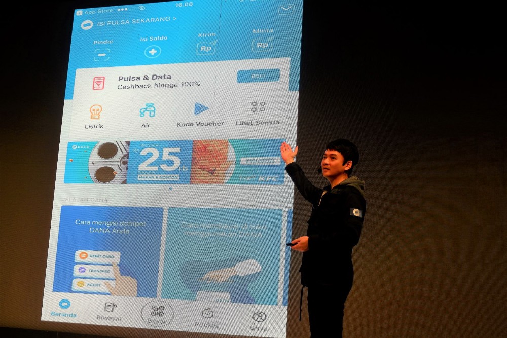 CEO Dana Vincent Iswara saat mempresentasikan fitur-fitur di aplikasi mobile