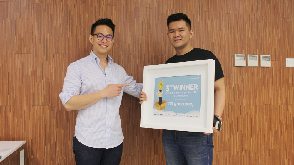 Eka Darma Putra (Kanan) Ketika Menerima Pengghargaan untuk Qubiclo di Sucor Startup Competition 2018 / Qubiclo