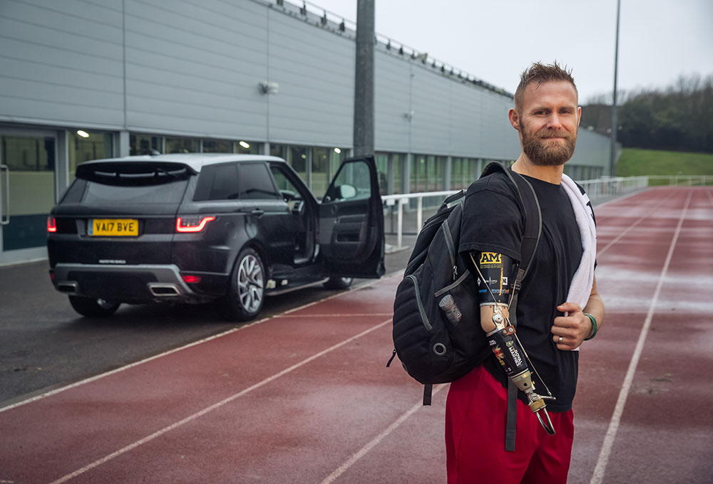 Mark Omrod, veteran perang asal Inggris yang menjadi penguji prototipe Range Rover Sport dengan pintu otomatis / Jaguar Land Rover