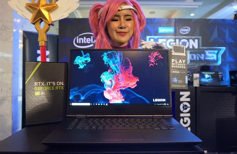 Cosplayer League of Legends bersama laptop gaming Lenovo Legion Y740.