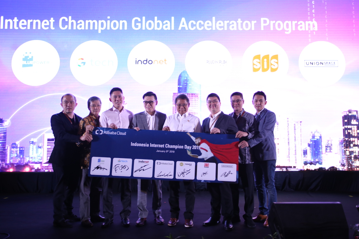 (Dari kiri ke kanan) Albert Goh, CEO, UnionSPACE; John Kurniawan, President Director, SISTECH; Wesley Harjono, Managing Director, GK-PLUG&PLAY; Leon Chen, General Manager of Singapore and Indonesia, Alibaba Cloud; Rudiantara, Menteri Komunikasi dan Informatika; Erwin Urip, Director, BPT; David Tandianus, Director, Indonet; Jawoto Foeryanto, Business Development Director, PT GTech Digital Asia dalam peluncuran Program Internet Champion Global Accelerator