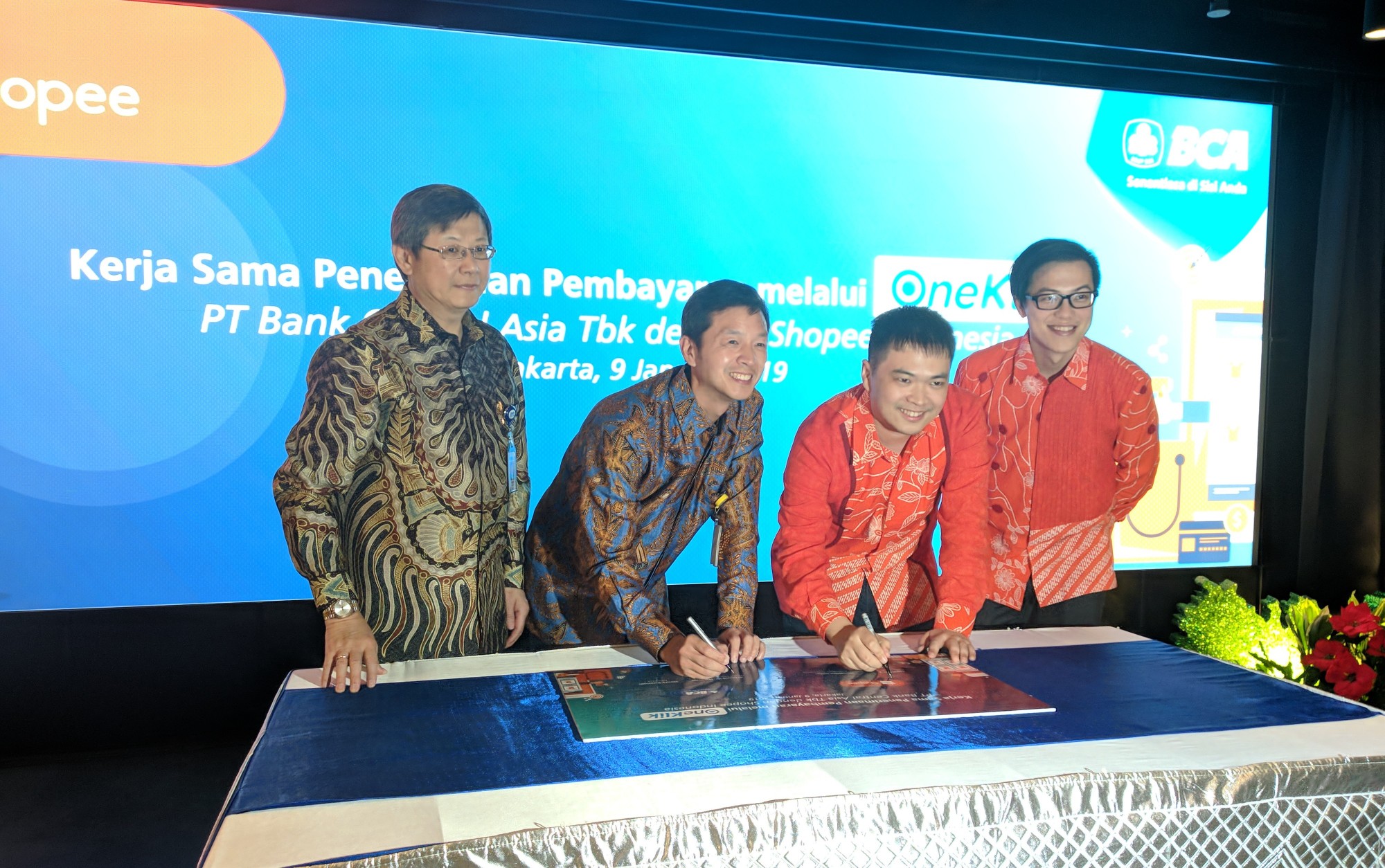 Penandatanganan MoU antara BCA dan Shopee untuk OneKlik / DailySocial