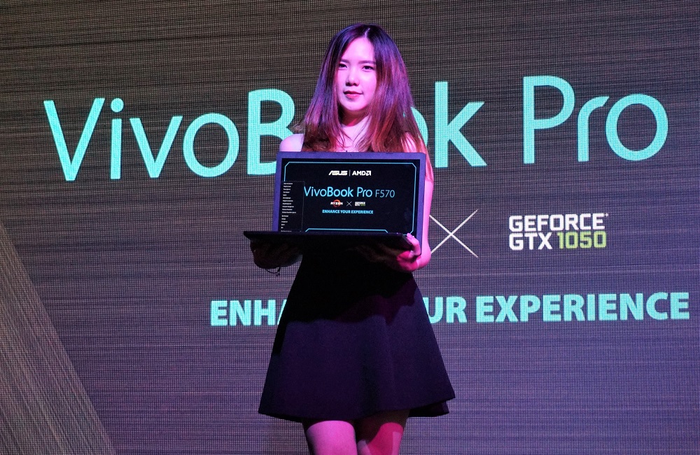 Seorang model tengah memamerkan Asus VivoBook Pro F570.