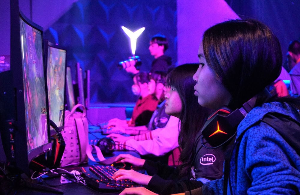 Para gamer remaja di Legion of Champions Series III 2019 Bangkok. for SEO