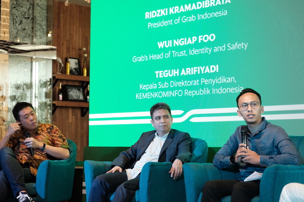 Wui Ngiap Foo, Head of User Trust at Grab; Ridzki Kramadibrata, President of Grab Indonesia; dan Teguh Arifiyadi, Kepala Sub Direktorat Penyidikan, Kementerian Komunikasi & Informatika / Grab