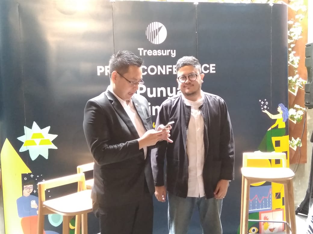 Narantara Sitepu from Treasury with Melvin Mumpuni from Finansialku