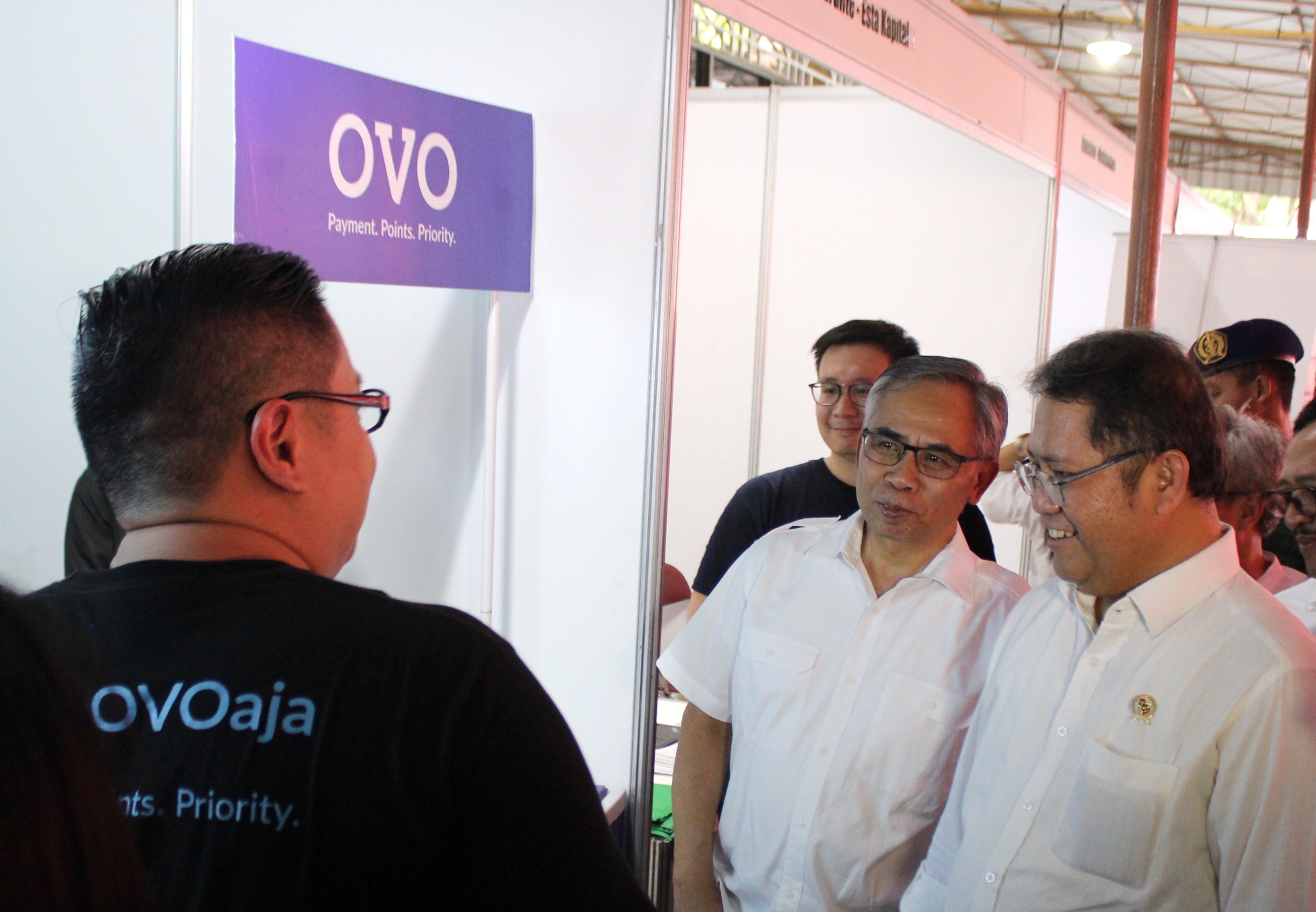 Direktur OVO Johnny Widodo bersama Menteri Komunikasi dan Informatika Rudiantara dan Ketua Dewan Komisioner OJK Wimboh Santoso / Ovo