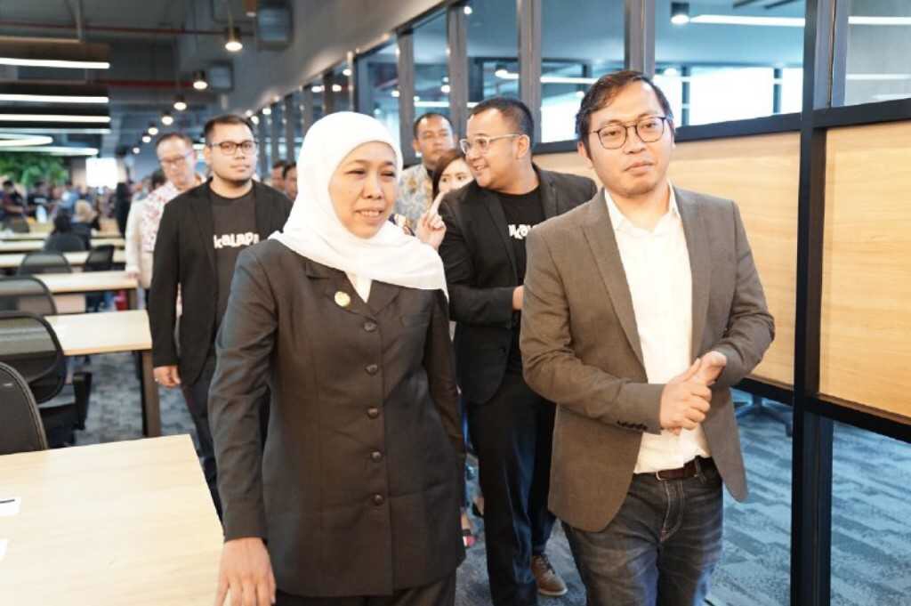 CEO Bukalapak Achmad Zaky dan Gubernur Jatim Khofifah Indar Parawansa saat peluncuran R&D di Surabaya / DailySocial