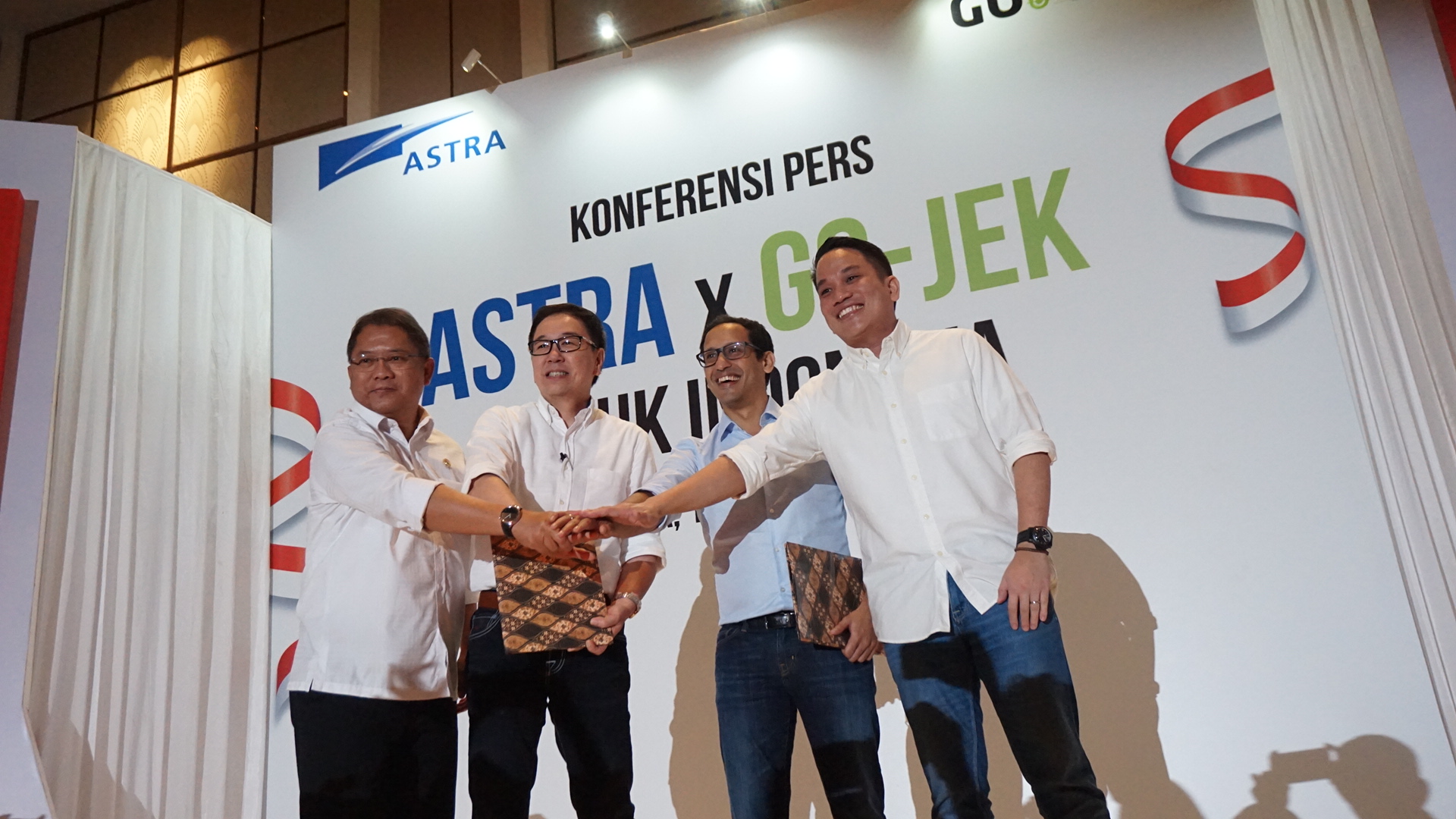 The MoU signing between Astra International and Gojek in 2018. Earlier this year, Astra announced another investment and a joint venture with Gojek / DailySocial