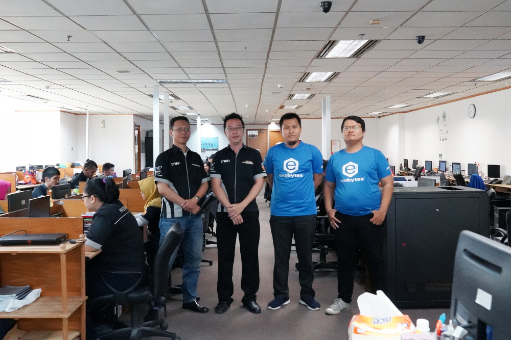 (Kiri ke kanan) Riyanto Djatmiko selaku General Manager Mobile Web Network, Tommie selaku COO Master Web Network, Indra Hartawan selaku Country Manager Exabytes, dan Agung selaku Internet Marketing Exabytes / Exabytes