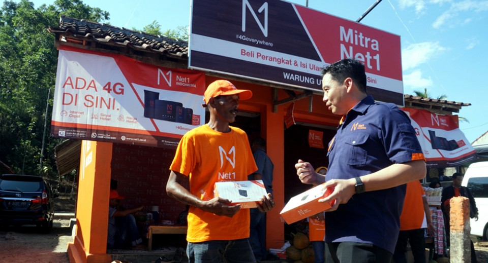 CEO Net1 Indonesia Larry Ridwan berbincang dengan Utomo, seorang pedagang sayur keliling di Desa Telogoharjo / Net1 Indonesia