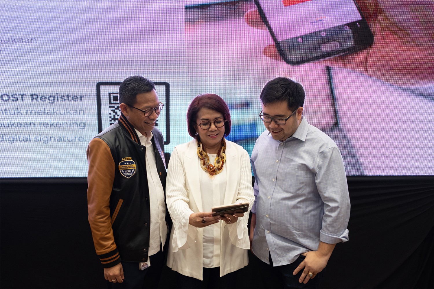 (ki-ka) Direktur Mandiri Sekuritas Heru Handayanto, Direktur Mandiri Sekuritas Lisana Irianiwati, CEO PrivyID Marshall Pribadi / Mandiri Sekuritas