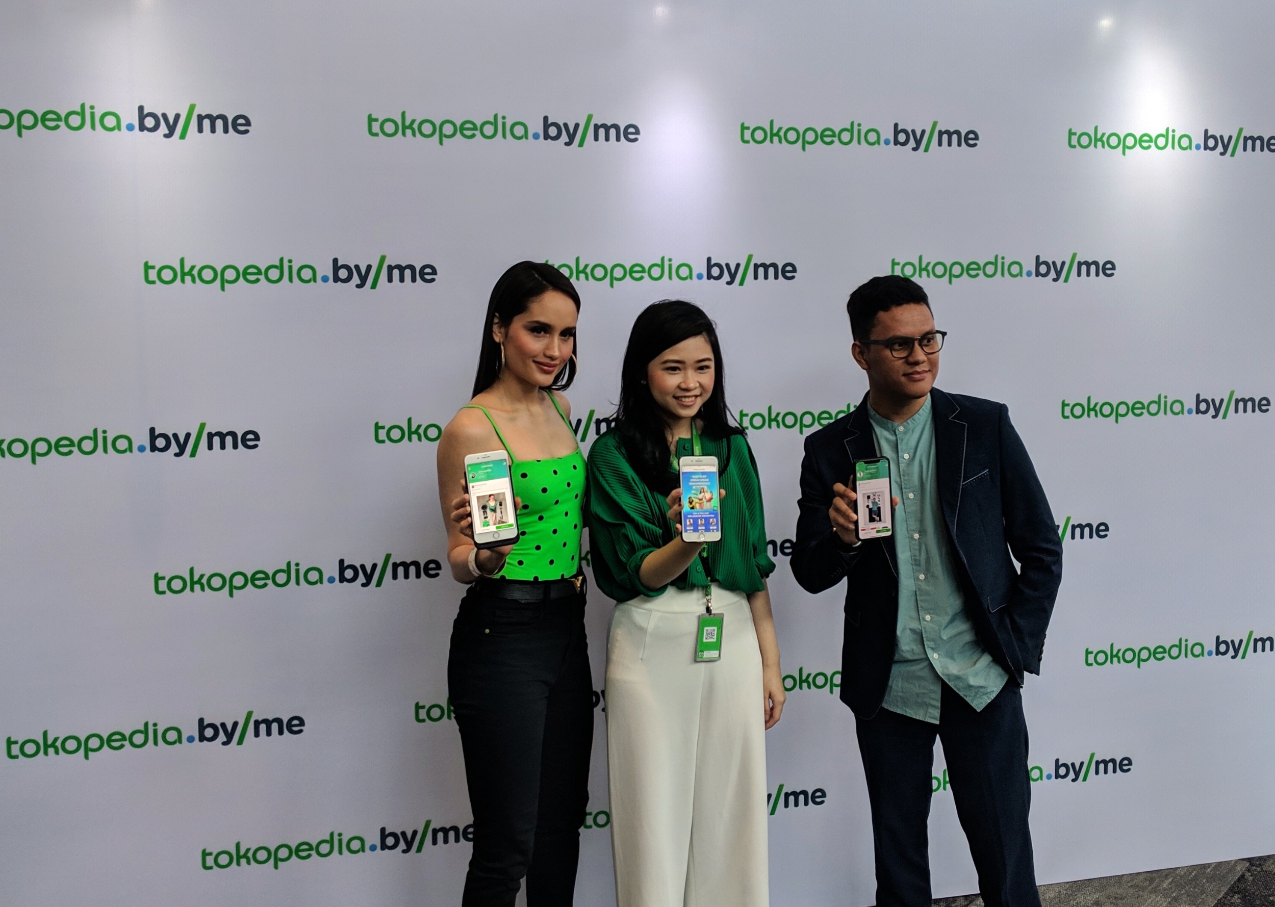 Business Tribe Lead for Category & Content Tokopedia Cynthia Limin bersama influencer Cinta Laura dan Arief Muhammad / DailySocial