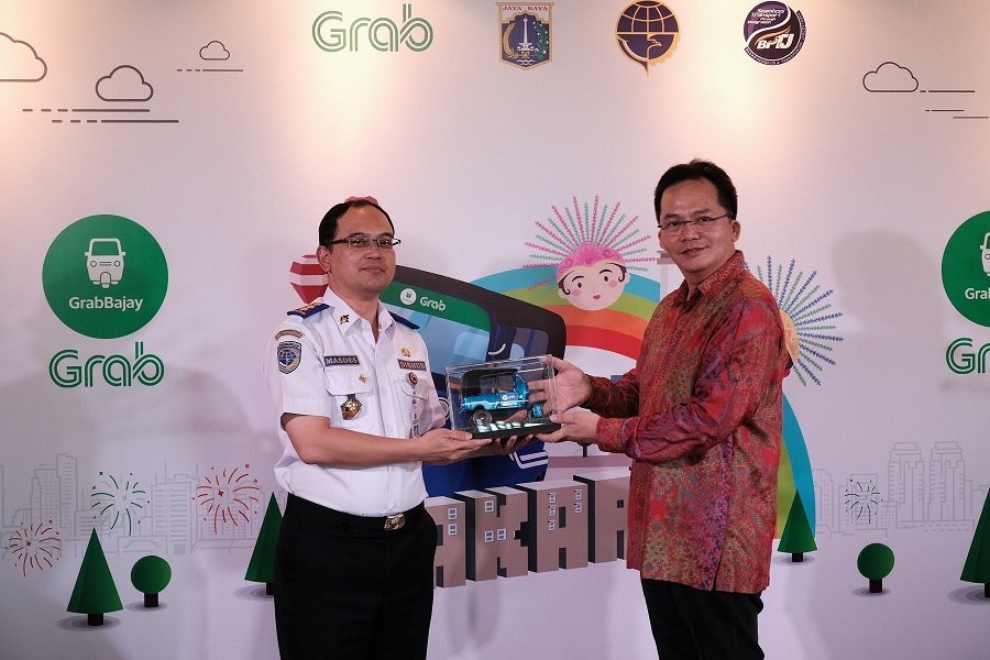 Massdes Aroufy selaku Kepala Bidang Angkutan Jalan Perhubungan Provinsi DKI Jakarta dan Tri Sukma Anreianno, Head of Public Affairs Grab Indonesia dalam peluncuran GrabBajay / Grab