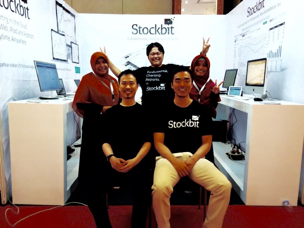 Wellson Lo and Johny Susanto (front) with some Stockbit members