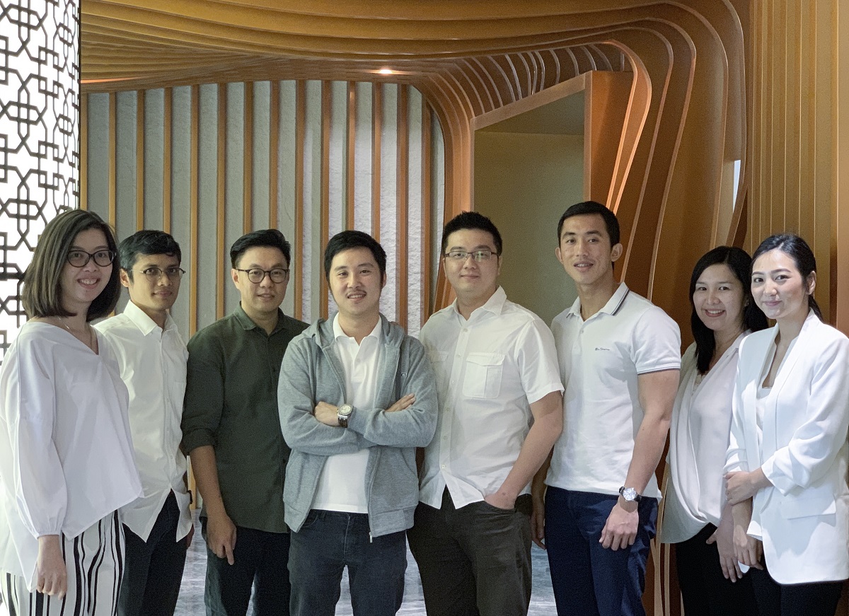 (Ketiga hingga keenam dari kiri) Managing Partner East Ventures Willson Cuaca, Founder Advotics - Boris Sanjaya, Hendi Chandi, Jeffry Tani, serta tim Advotics / East Ventures