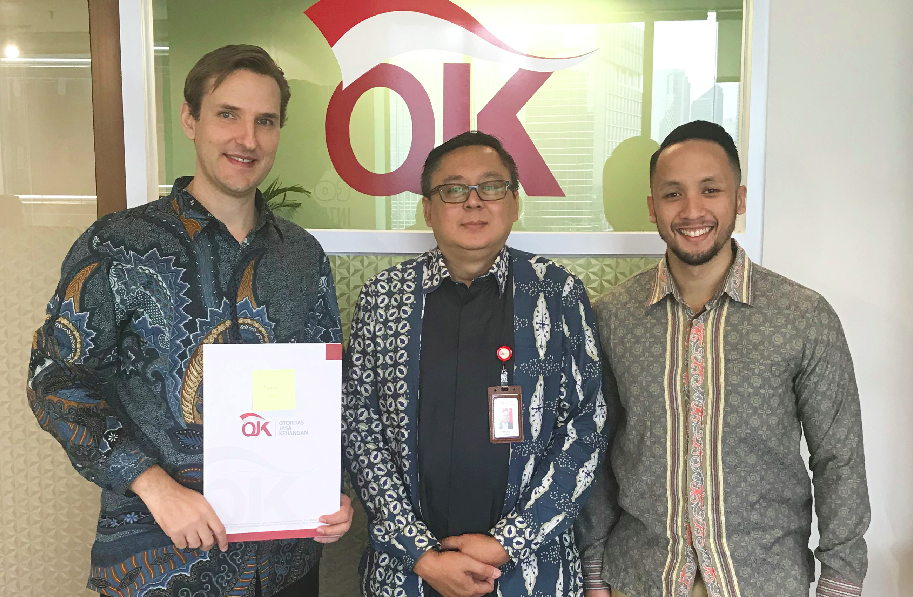 Founder amalan (kiri) saat menerima surat terdaftar dari OJK / amalan