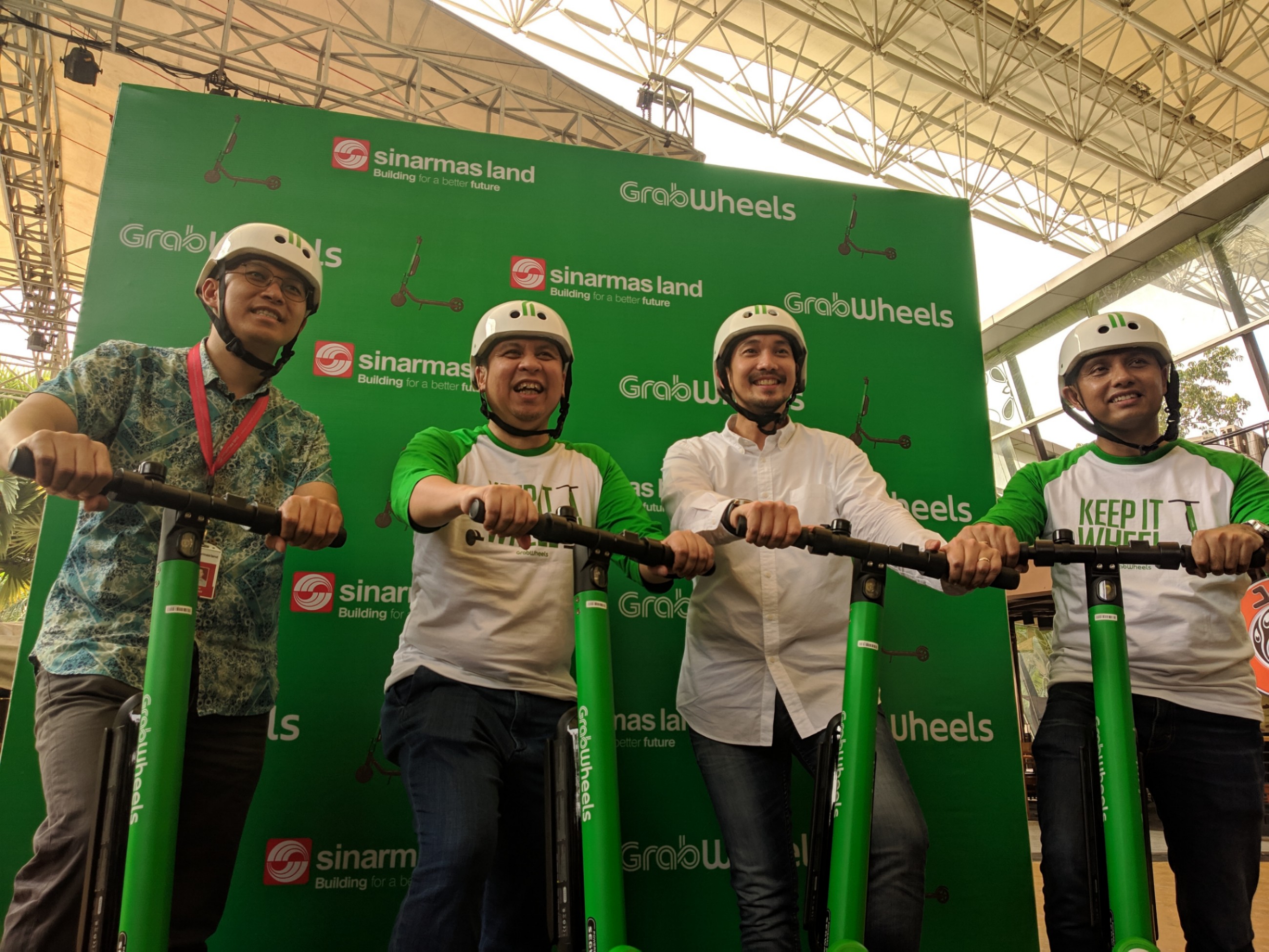 Head of Business Development & Innovations Sinar Mas Land Djemi Lim, President of Grab Indonesia Ridzki Kramadibrata, Digital Hub Project Leader Sinar Mas Land Irawan Harahap, dan Executive Director Grab Indonesia Ongki Kurniawan dalam peluncuran GrabWheels / DailySocial
