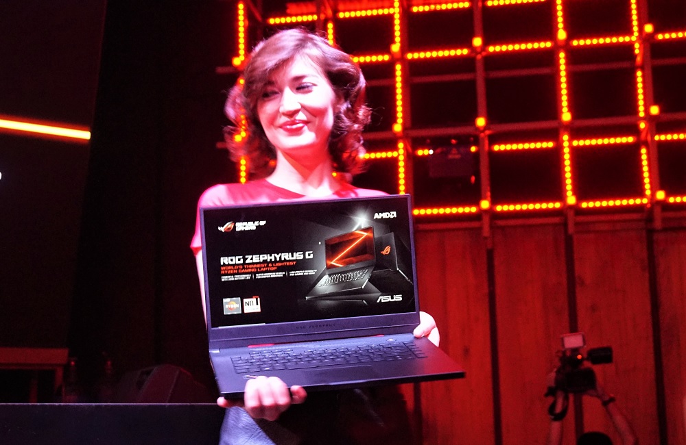 Seorang model sedang memamerkan Asus ROG Zephyrus GA502DU. for SEO