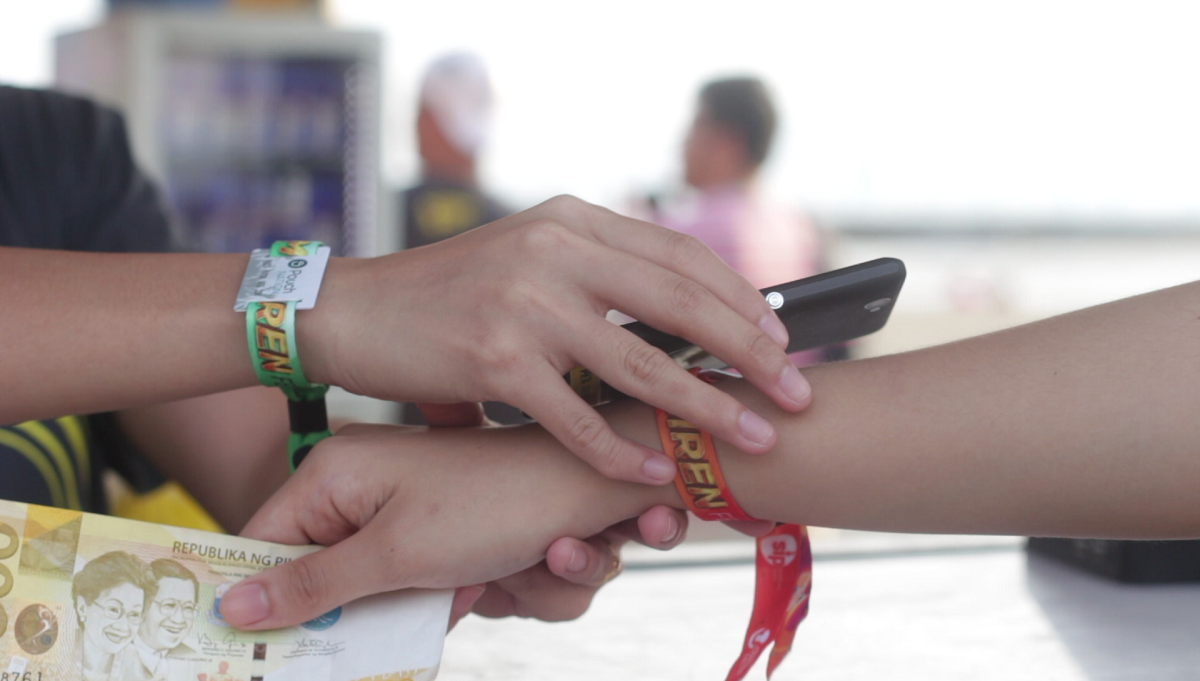 Salah satu produk unggulan PouchNATION berupa gelang NFC untuk akses dan transaksi di suatu acara / PouchNATION