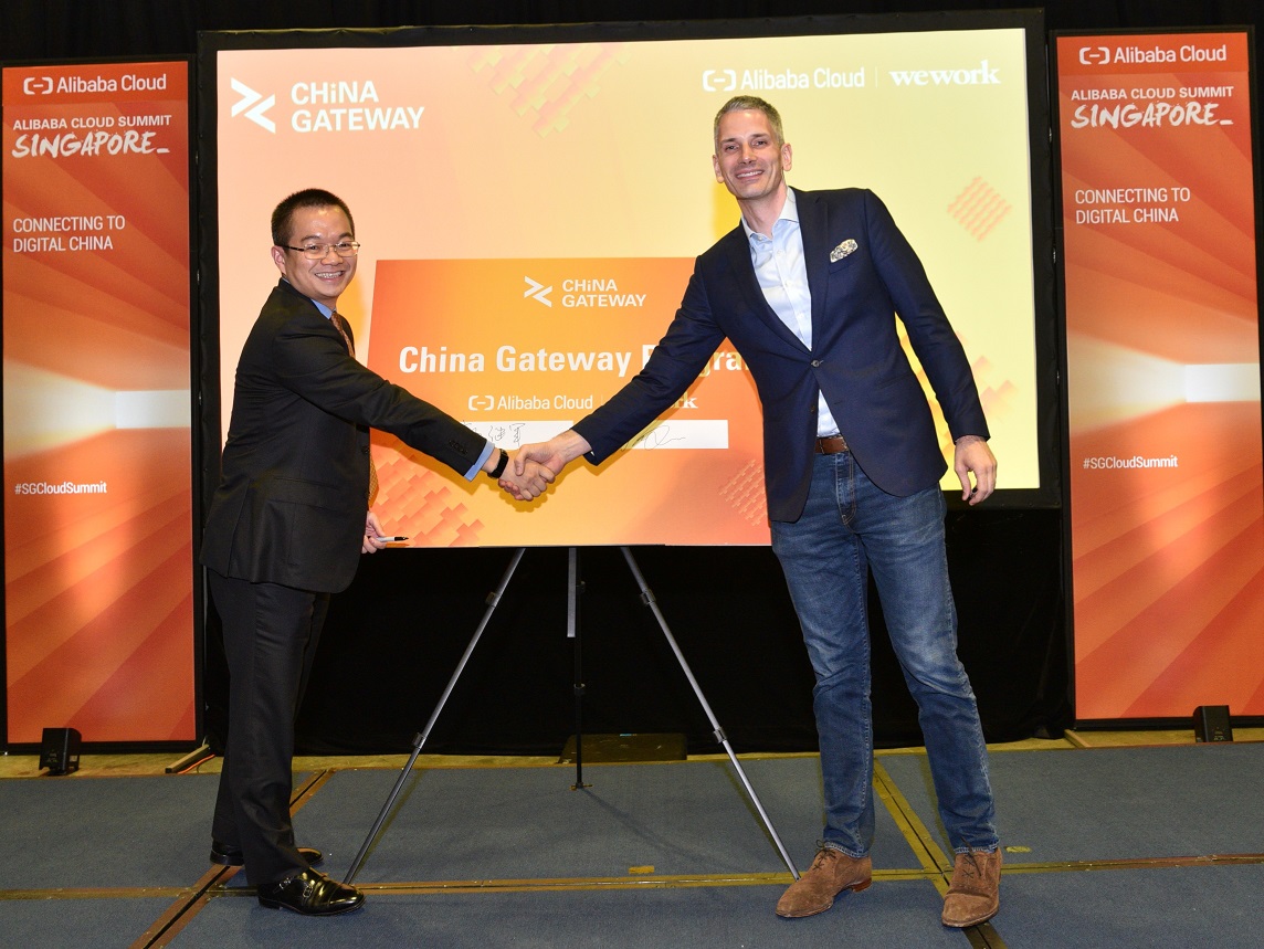 Lancelot Guo (Alibaba Clou) dan Christopher Lee (WeWork) saat peresmian kerja sama China Gateway program / DailySocial