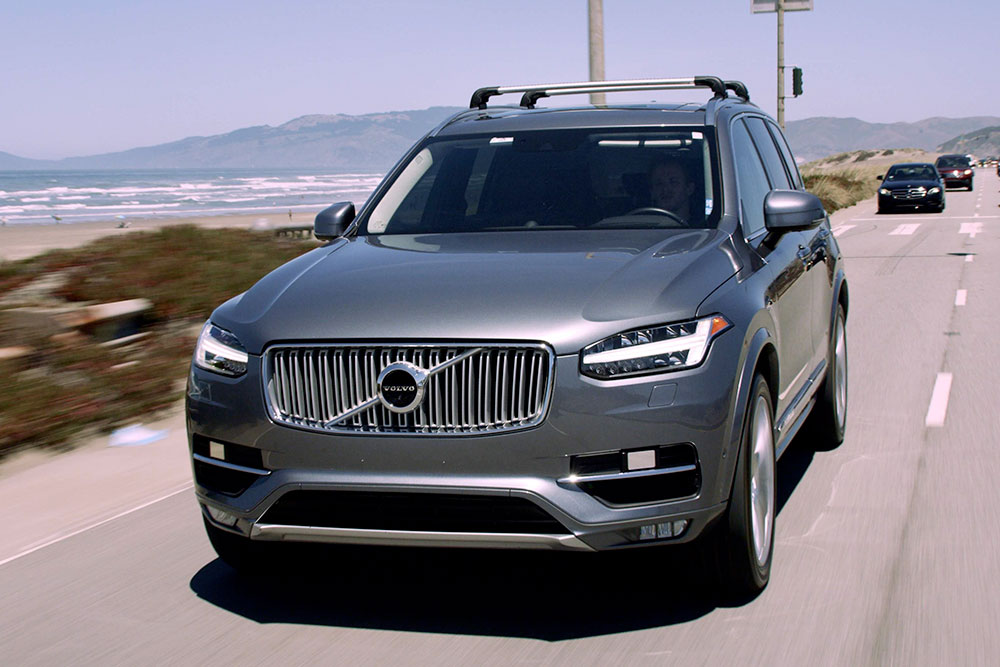 Mobil tes yang dijejali sepasang unit lidar Iris di bagian moncongnya / Luminar