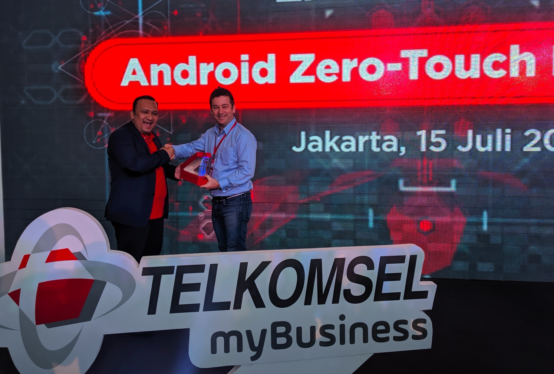 ISVP Enterprise Account Management Telkomsel Dharma Simorangkir dan Regional Manager Android Enterprise Gerard Kennedy dalam peresmian kerja sama strategis / DailySocialMG_20190715_103652