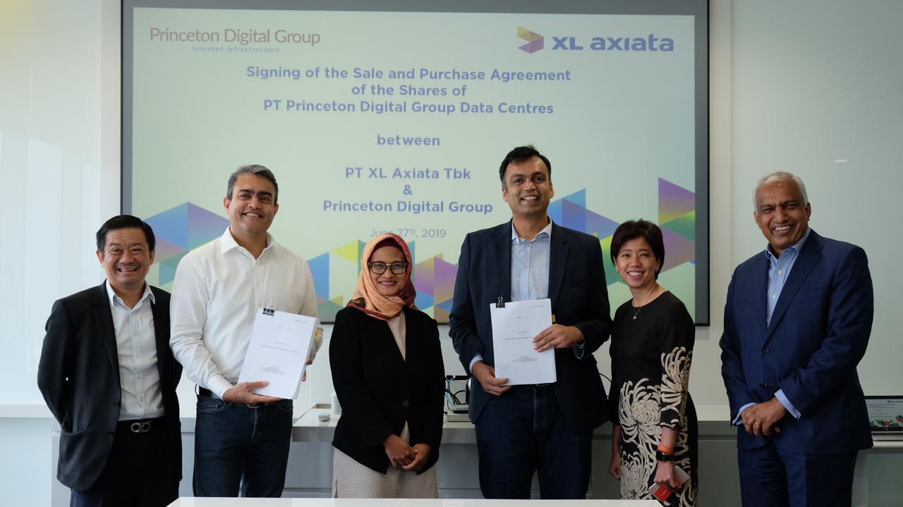 Penandatanganan kesepakatan akuisisi bisnis data center XL Axiata dan Princeton Digital Group / XL Axiata