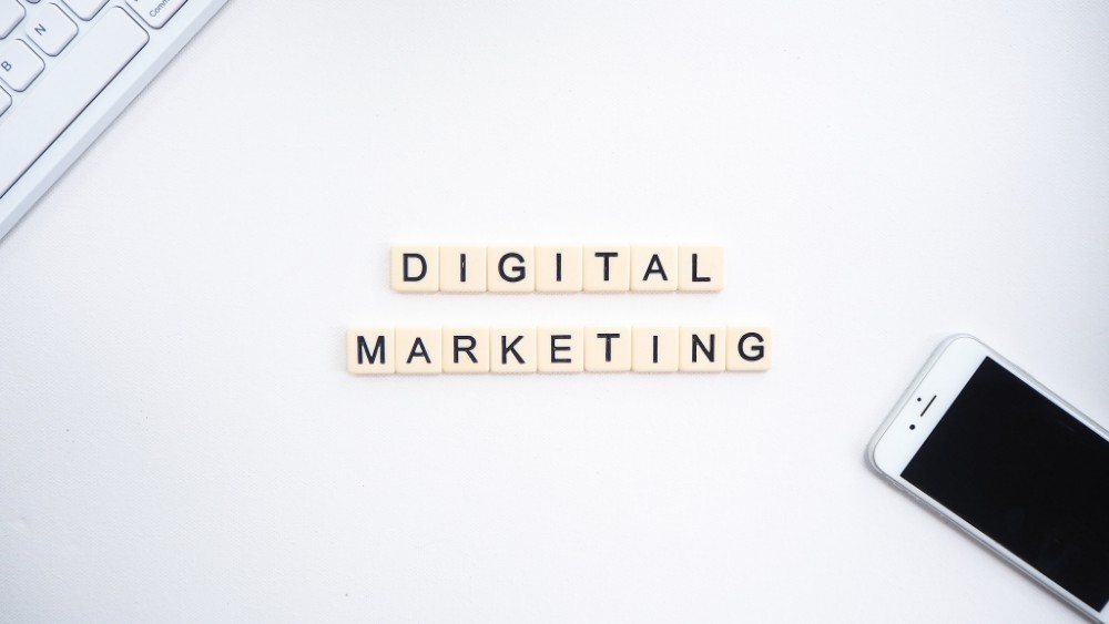Inovasi "digital marketing" berbasis teknologi termasuk penerapan penggunaan AI, AR, VR, dan chatbot