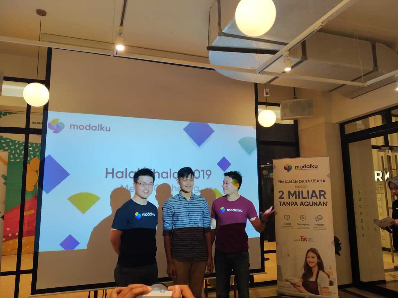 Reynold Wijaya dan Iwan Kurniawan dari Modalku bersama salah satu peminjam Modalku saat acara halal bihalal di Jakarta / DailySocial