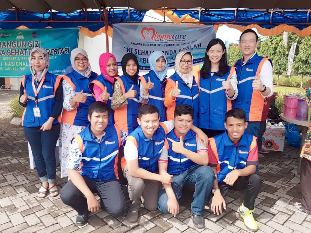 CEO MHomecare Angga Pramana Jaya bersama para tenaga kesehatan / DailySocial