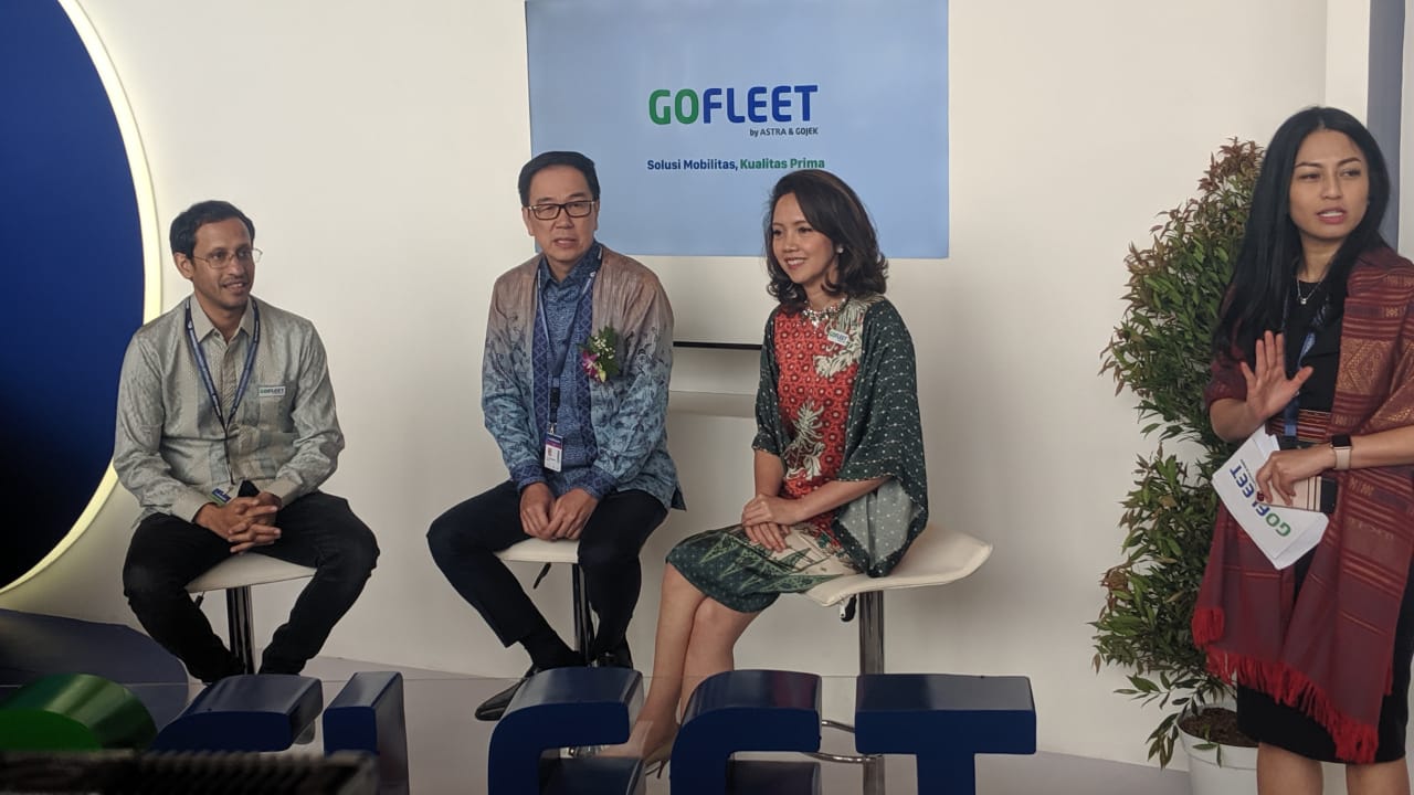 (Dari kiri ke kanan) CEO dan Founder Gojek, Nadiem Makarim; Presiden Direktur Astra, Prijono Sugiarto; dan Presiden Direktur Gofleet, Meliza M. Rusli.