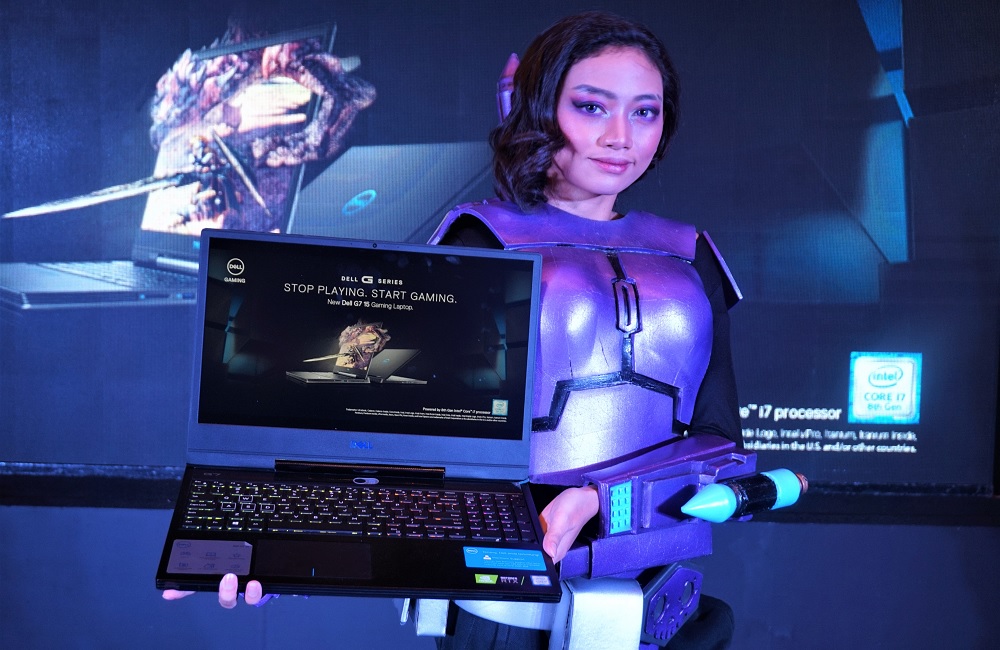 Cosplayer Hime Farhan sedang memamerkan laptop gaming Dell G7 15 baru. for SEO