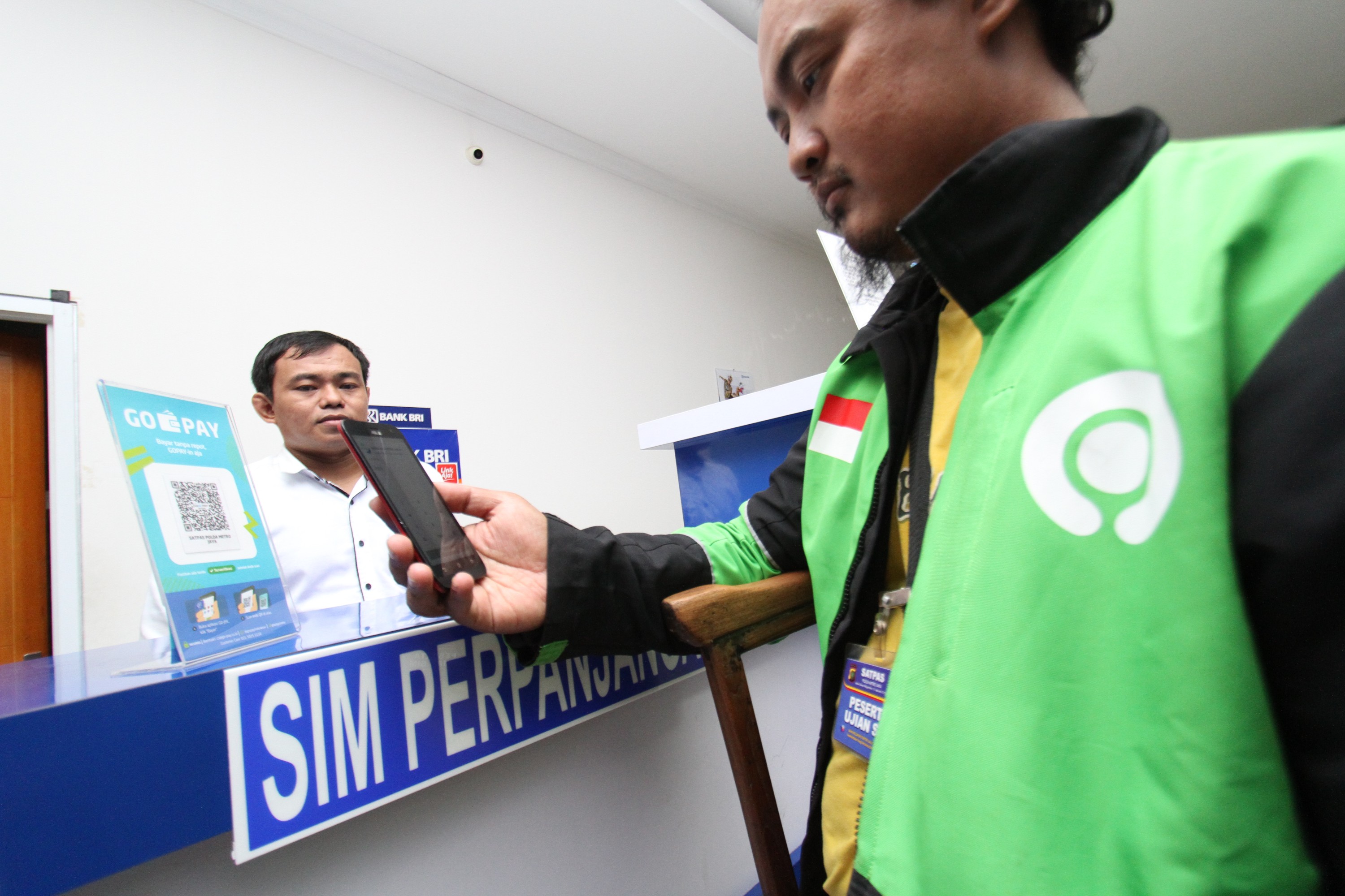 Polda Metro Jaya menggandeng GoPay sebagai mitra pembayaran non tunai untuk pembuatan dan perpanjangan SIM. Memperdalam penetrasi GoPay di layanan publik
