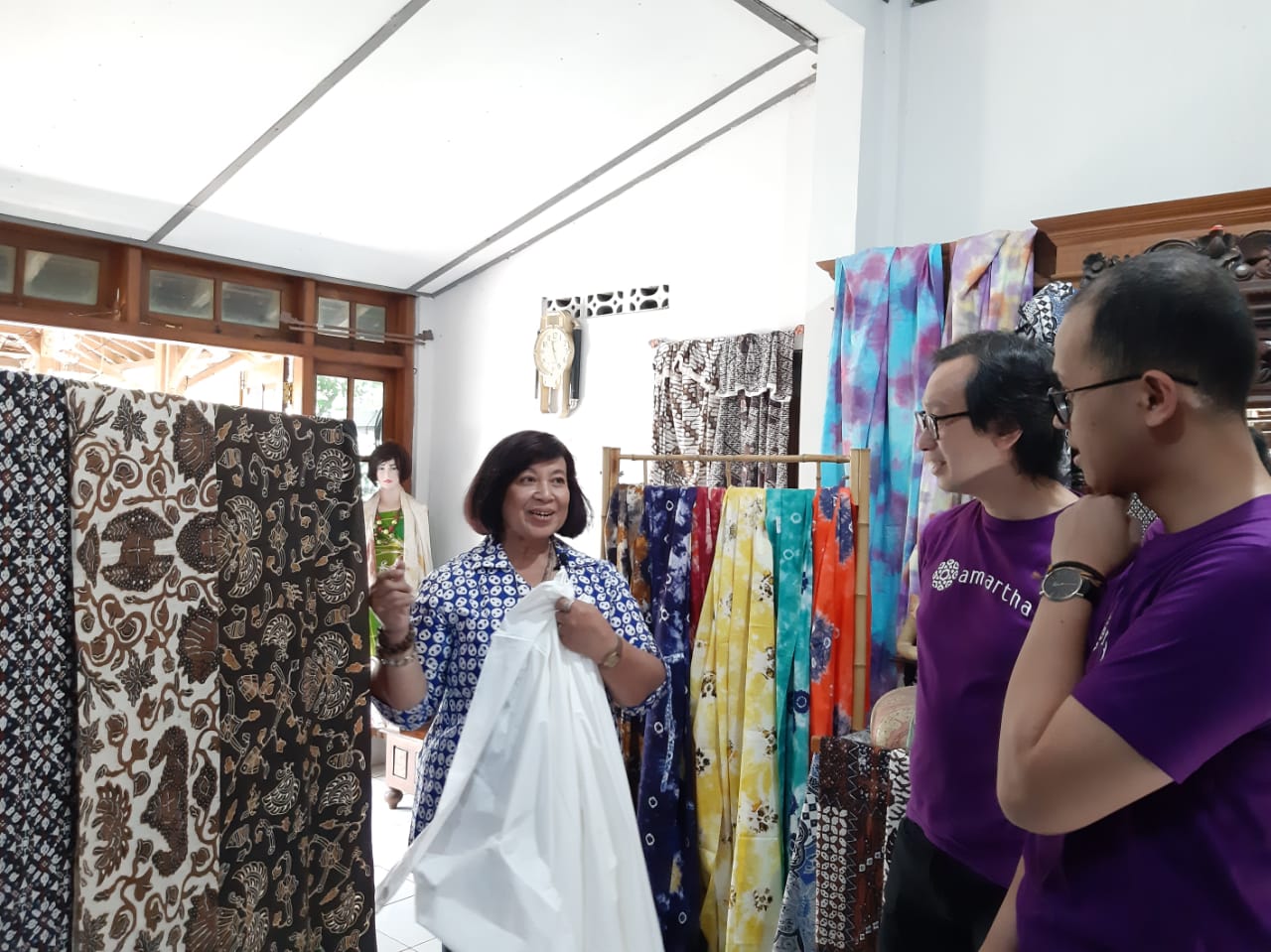CCO Hadi Wenas dan Chief Risk & Sustainability Officer Aria Widyanto berbincang dengan Titik Supartina, mitra Amartha di Yogyakarta