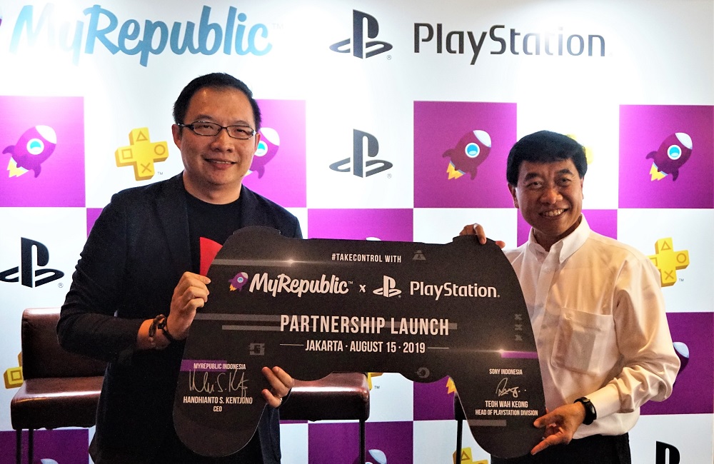 Head of PlayStation Sony Indonesia Teoh Wah Keong (kiri) dan CEO MyRepublic Indonesia Handhianto Suryo Kentjono (kanan).