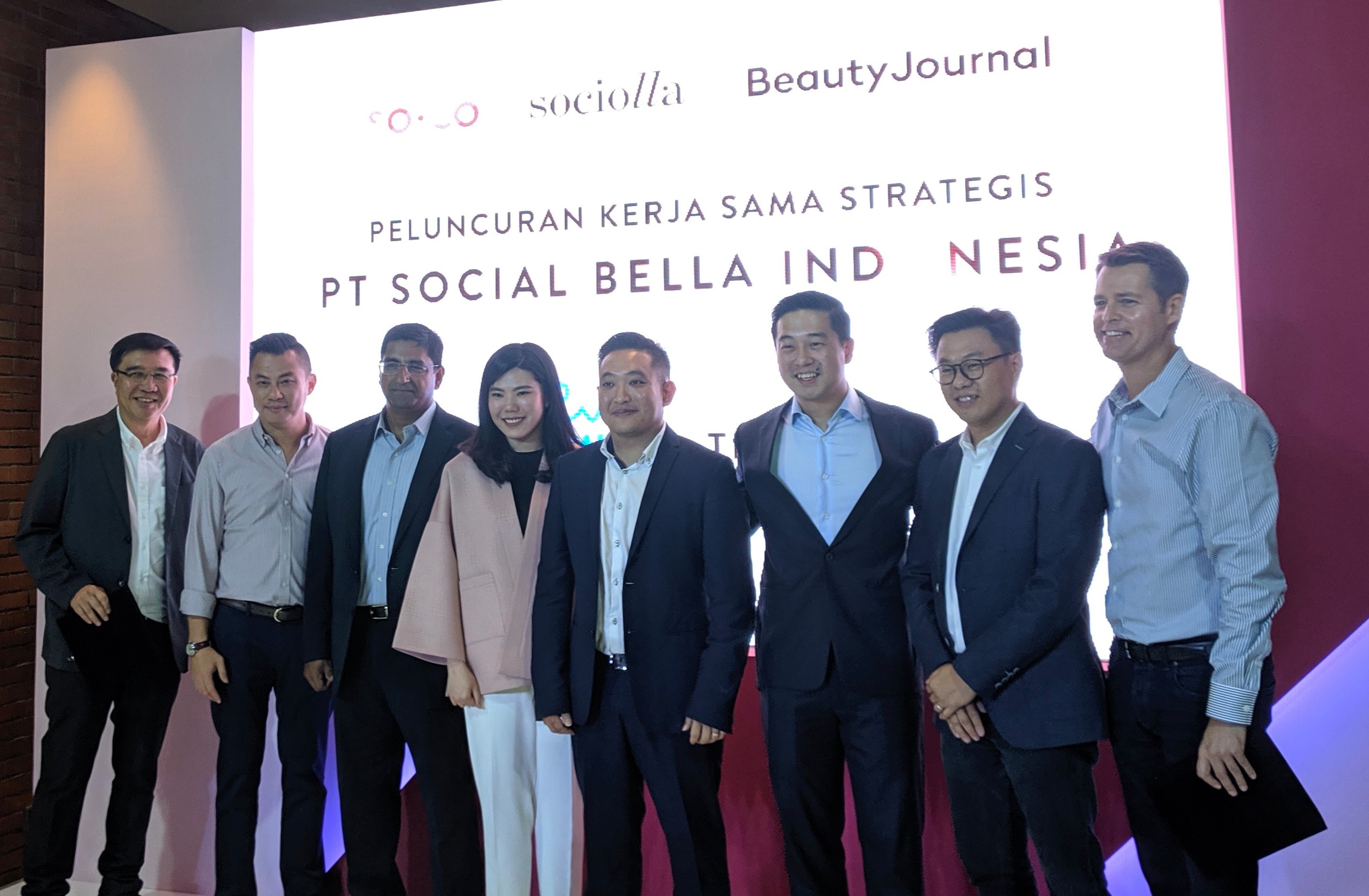 Jajaran manajemen Social Bella bersama para investor yang berpartisipasi dalam Seri D / DailySocial