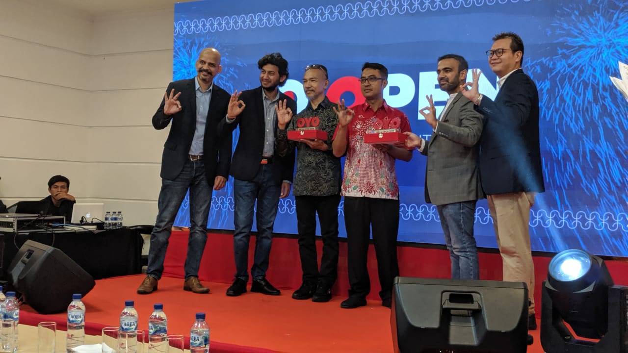 CEO dan pendiri OYO, Ritesh Agarwal (kedua dari kiri), umumkan investasi tambahan di Indonesia