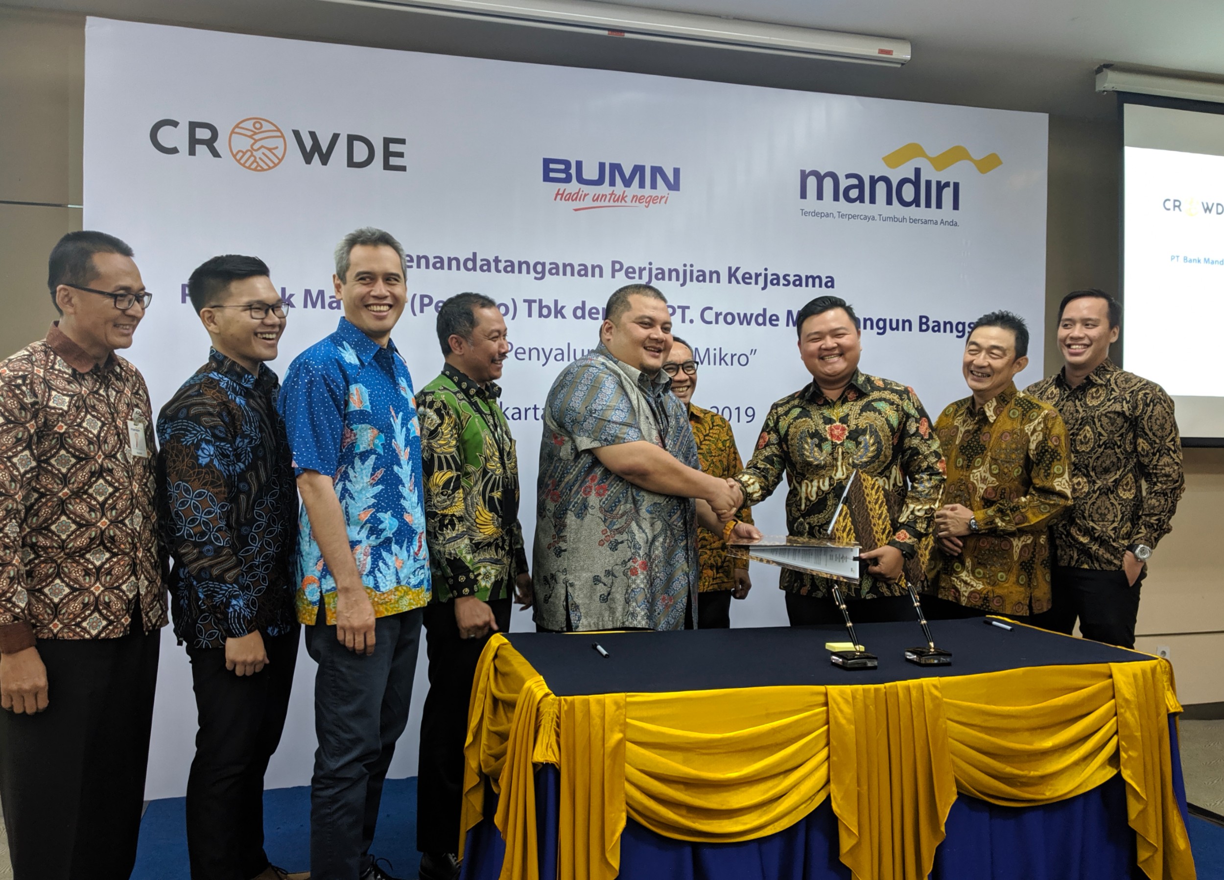 MoU signing by Bank Mandiri and Crowde for microcredit distribution