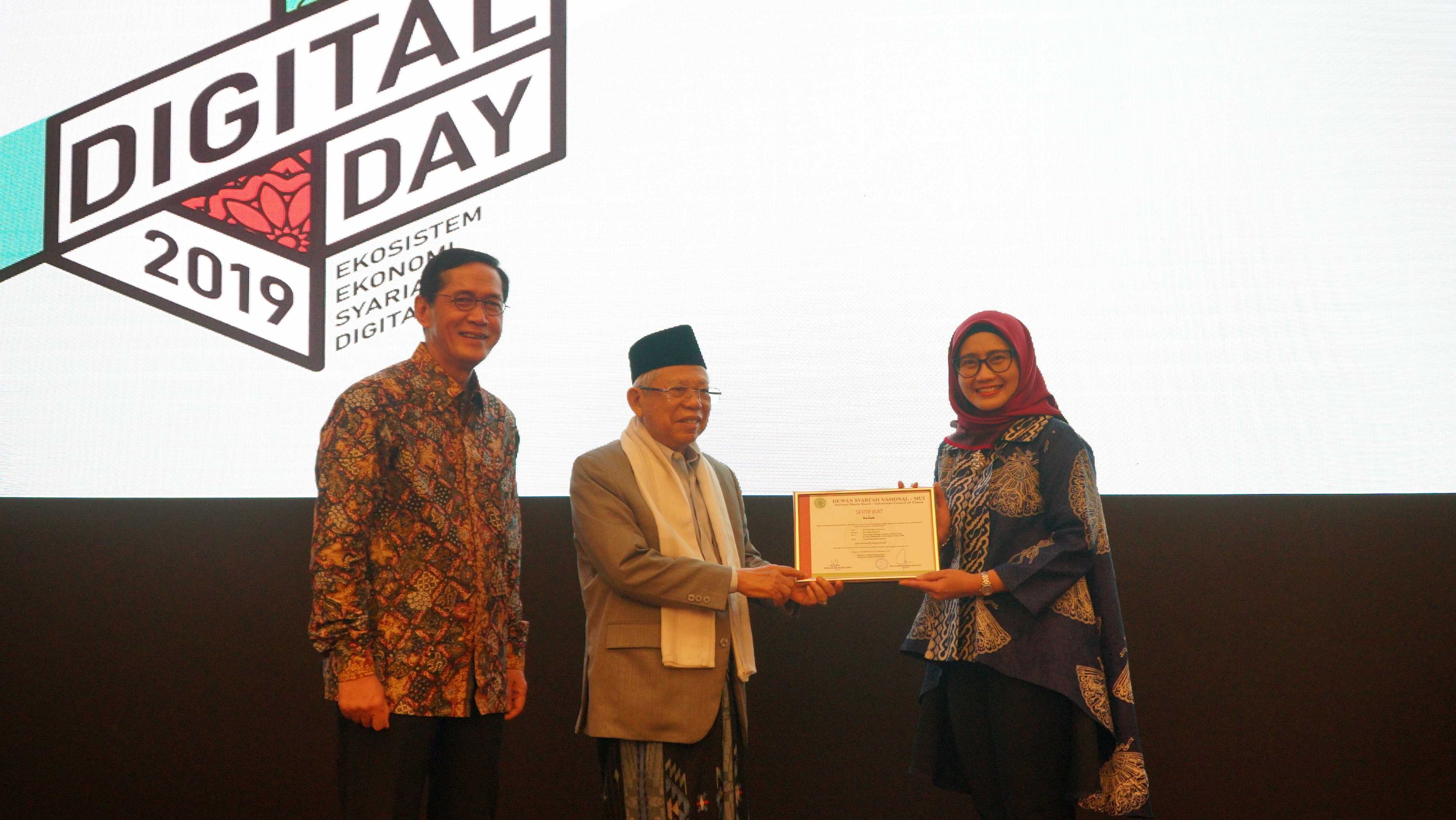 Direktur Eksekutif KNKS Ventje Rahardjo, Ketua Umum MUI/DSN MUI Ma'ruf Amin, Direktur Utama Telkomsel Emma Sri Martini saat penyerahan sertifikat kesesuaian syariah LinkAja Syariah / LinkAja