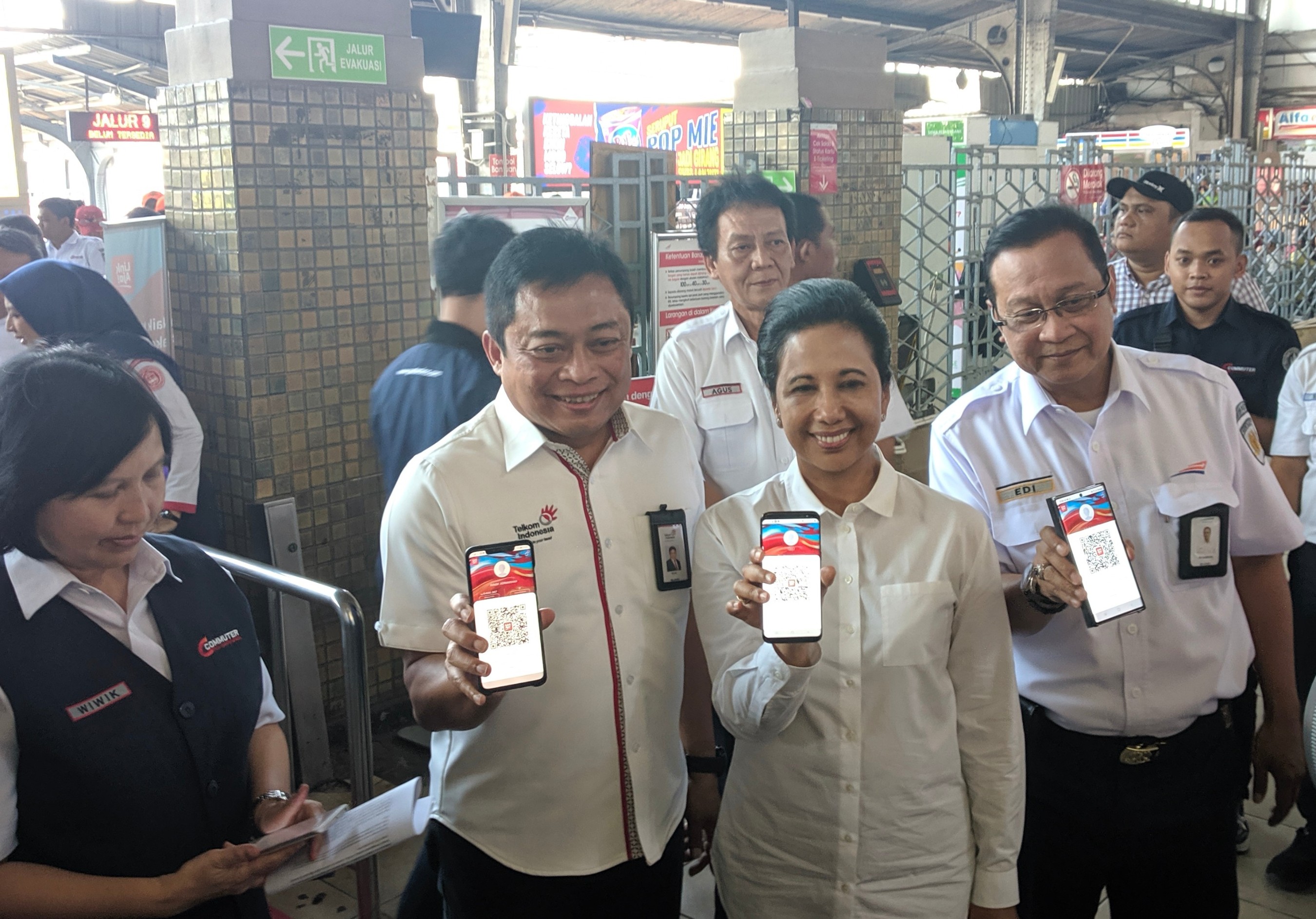 Uji coba LinkAja di stasiun oleh Menteri BUMN Rini Soemarno bersama Direktur Utama Telkom Ririek Adriansyah dan Direktur Utama KAI Edi Sukmoro / DailySocial
