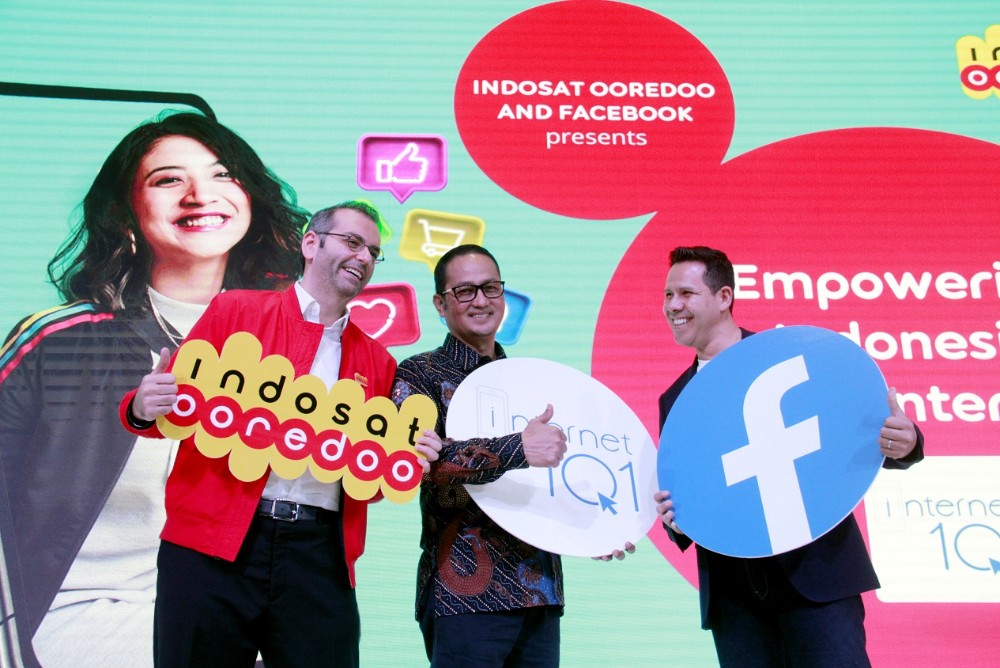 President Director & CEO Indosat Ooredoo, Ahmad Al Neama (kiri) bersama Direktur Jenderal Aplikasi Informatika Kementerian Kominfo RI, Semuel Abrijani Pangerapan (tengah), dan VP Global Mobile Partnership Facebook, Francisco Varela (kanan) saat meluncurkan Internet 1O1