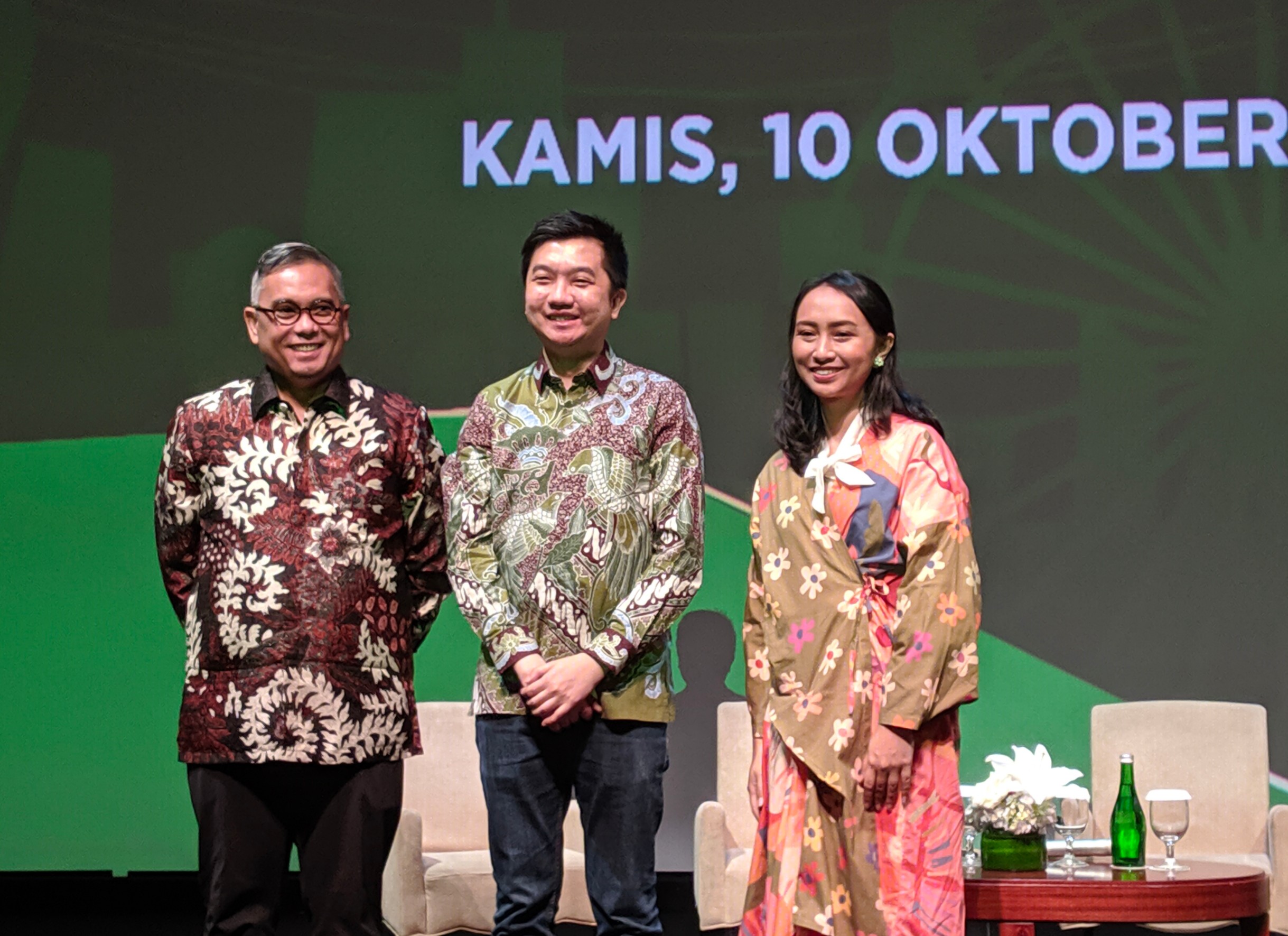 Co-Founder dan CEO Tokopedia William Tanuwijaya (tengah), bersama Wakil Direktur LPEM FEB UI Kiki Verico dan Pendiri Smitten by Pattern Laras Anggraini / DailySocial