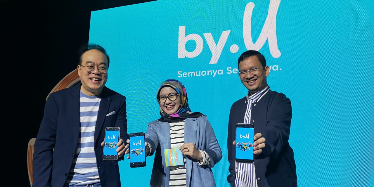 Direktur Utama Telkomsel Emma Sri Hartini meresmikan layanan seluler terbaru Telkomsel "by.U" yang membidik generasi melek digital