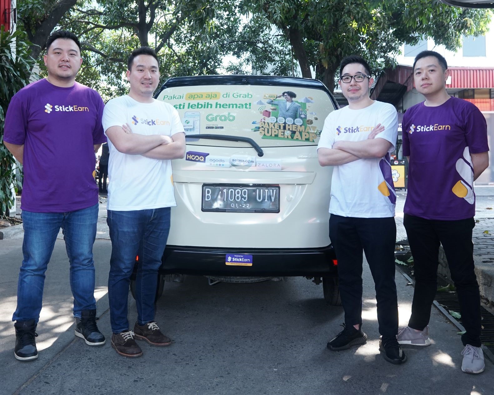 StickEarn team with the advertising on vehicles