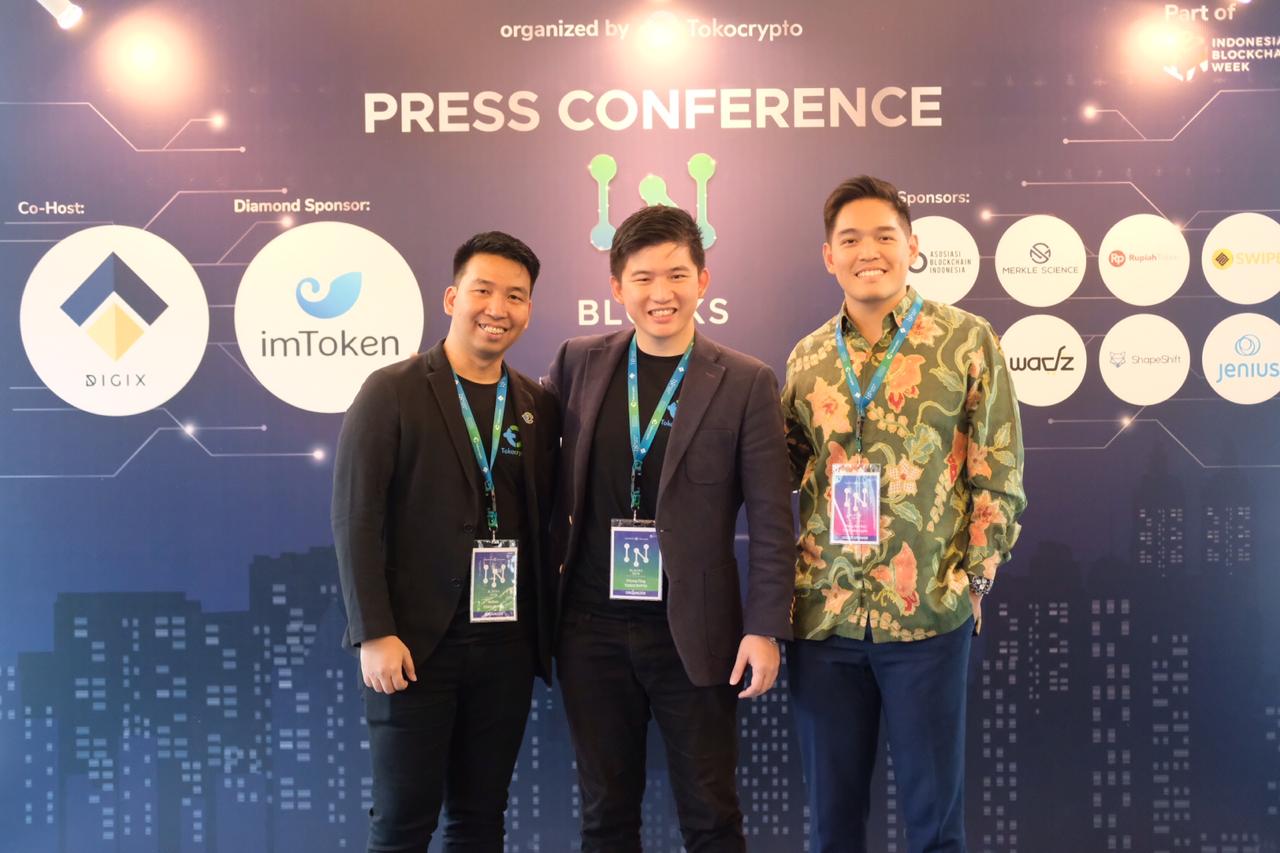 Head of Marketing Tokocrypto Adytia Raflein, Chairman Inblocks Conference Chung Ying Lai, dan CEO Tokocrypto Pang Xue Kai dalam acara Inblocks Conference 2019 / Tokocrypto