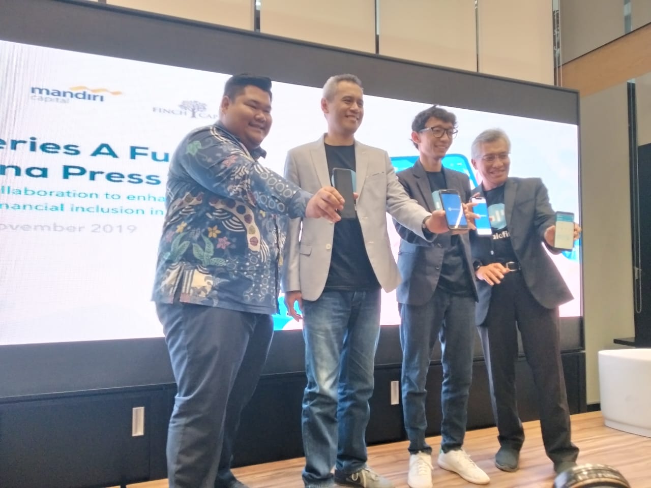 (Ki-ka) Perwakilan dari Finch Capital, CEO Mandiri Capital Indonesia Eddi Danusaputro, CEO dan Co-Founder Halofina Adjie Wicaksana dan Eko Pratomo selaku Co-Founder & Chairman Halofina.