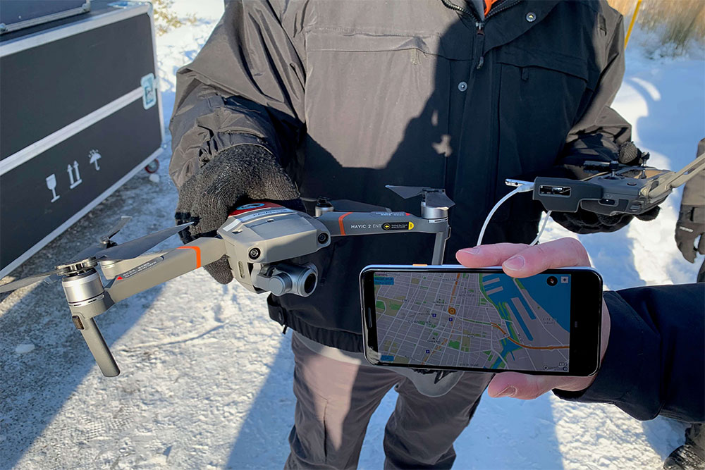 Tidak seperti AeroScope, sistem baru ini hanya membutuhkan sebuah smartphone / DJI